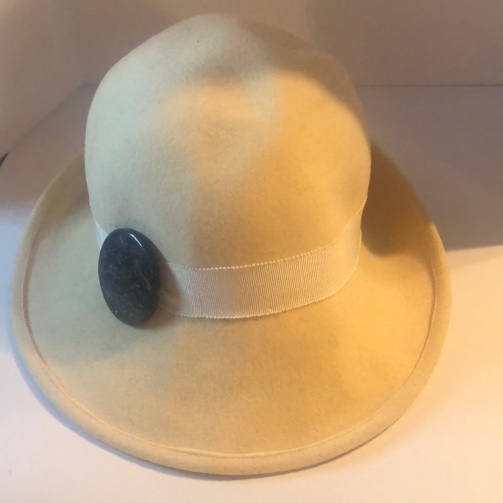 Woman’s rare cream wool VTG hat